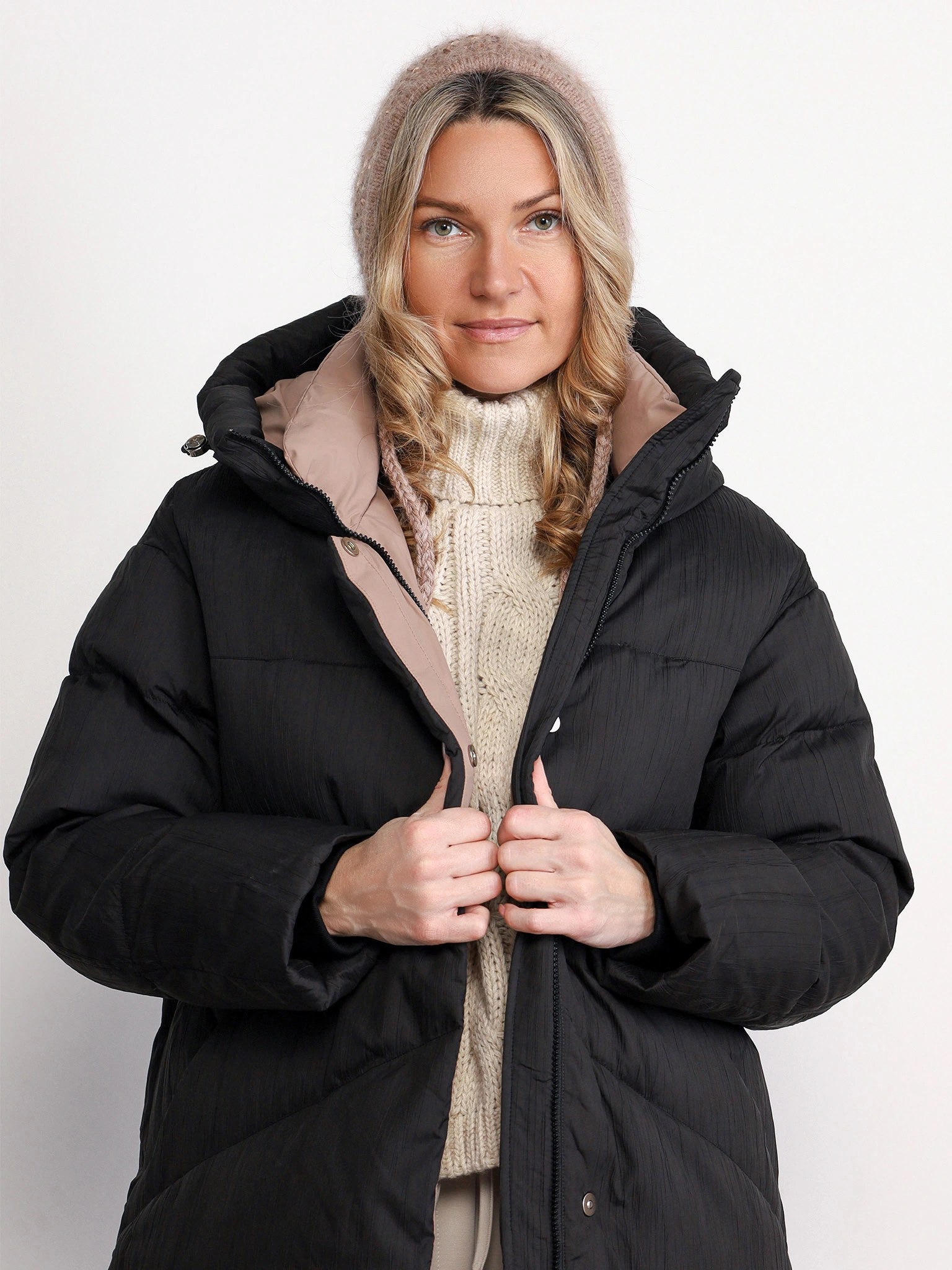 Пуховик черного цвета с капюшоном